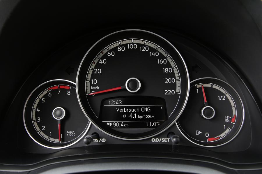 Панель приборов Volkswagen eco up! 5-Door 2017 года  (фото 2 из 9)